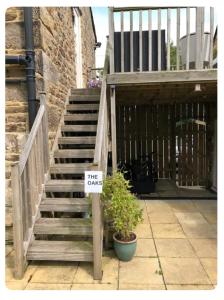 un panneau indiquant que la clause se trouve à côté d'un escalier dans l'établissement The Oaks A private room in our home With its own entrance with internal doors locked More suited to quieter guests wanting a peaceful stay, à Consett