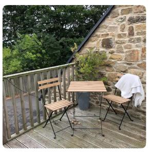2 Stühle und ein Tisch auf einer Terrasse in der Unterkunft The Oaks A private room in our home With its own entrance with internal doors locked More suited to quieter guests wanting a peaceful stay in Consett