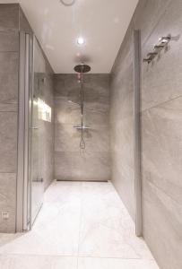 uma casa de banho com um chuveiro e uma cabina de duche ao nível do chão em New luxury cabin near Henningsvær Lofoten em Kleppstad
