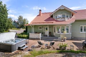 una casa con bañera de hidromasaje en una terraza en Villa Kasukkala, en Lappeenranta