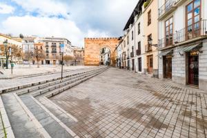 una calle vacía en una ciudad con edificios en Encanto en Arco Elvira Centro junto a Catedral, en Granada