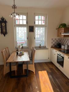 eine Küche mit einem Tisch und Stühlen in der Unterkunft Exklusive 2 Zimmerwohnung im nostalgischen Stil nahe der Limburger Altstadt in Limburg an der Lahn