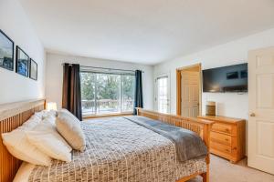 - une chambre avec un lit et une fenêtre dans l'établissement Redmond Townhome on Golf Course with Private Hot Tub, à Redmond