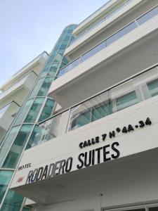 una señal en el lateral de un edificio en AW Hotel Rodadero Suites, en Santa Marta