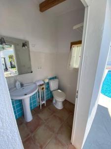 y baño con lavabo y aseo. en Casa Montgó en Denia VT472196A, en Denia