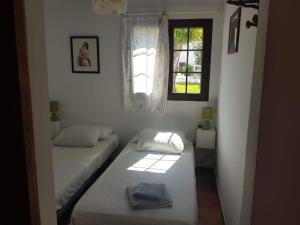 Habitación pequeña con 2 camas y ventana en Casa Montgó en Denia VT472196A, en Denia