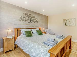 ein Schlafzimmer mit einem großen Bett mit grünen Kissen in der Unterkunft 2 Bed in St Clears 92026 in St Clears