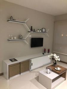 a living room with a tv on the wall at PACIFIC PLAZA in Guayaquil