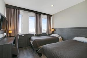 Un pat sau paturi într-o cameră la Brunnby Hotel