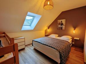Un pat sau paturi într-o cameră la Gîte Villentrois-Faverolles-en-Berry, 6 pièces, 13 personnes - FR-1-591-565