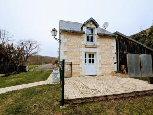 VillentroisにあるGîte Villentrois-Faverolles-en-Berry, 3 pièces, 6 personnes - FR-1-591-567の庭の白い扉のあるレンガ造りの家