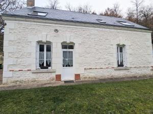 VillentroisにあるGîte Villentrois-Faverolles-en-Berry, 5 pièces, 10 personnes - FR-1-591-568の白レンガ造りの家