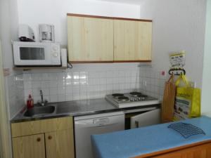 Η κουζίνα ή μικρή κουζίνα στο Studio cabine proche pistes avec balcon, ascenseur et casier à skis - FR-1-557A-55