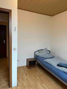 - une chambre avec 2 lits jumeaux et une table dans l'établissement Monteurwohnung für bis zu 8 Personen in Essen, à Essen