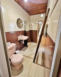 y baño con aseo y lavamanos. en HOTEL NEUTRO SAN CRIS Estacionamiento sujeto a disponibilidad en San Cristóbal de Las Casas
