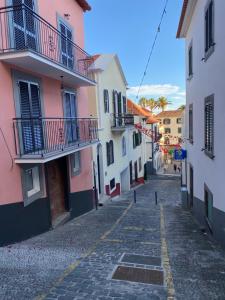 a cobblestone street in an alley between two buildings at Alojamento Príncipe D.Luís in Ponta do Sol
