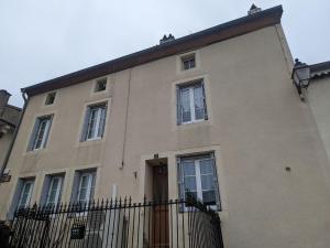 una casa grande con una valla delante en Gîte Bourmont-entre-Meuse-et-Mouzon-Bourmont, 4 pièces, 6 personnes - FR-1-611-96, en Bourmont
