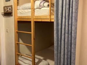 Ένα ή περισσότερα κρεβάτια σε δωμάτιο στο Appart 2 Pièces Cabine, 200m Pistes, 6 pers, Balcon - FR-1-557A-53