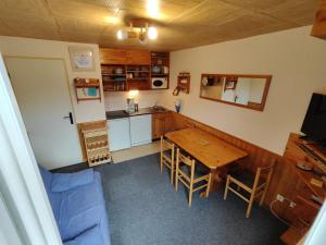 Η κουζίνα ή μικρή κουζίνα στο Appart 2 Pièces Cabine, 200m Pistes, 6 pers, Balcon - FR-1-557A-53