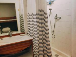 德沃吕伊Chalet 3 pièces, La Joue du Loup, 8 pers, terrasse, parking - FR-1-504-679的带水槽和浴帘的浴室 更多10张照片