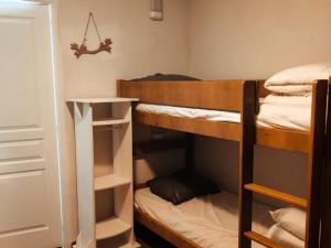 德沃吕伊Chalet 3 pièces, La Joue du Loup, 8 pers, terrasse, parking - FR-1-504-679的客房设有两张双层床和衣柜。