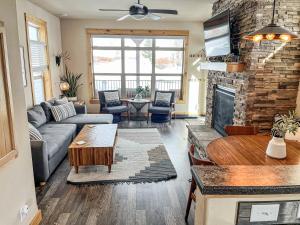 Χώρος καθιστικού στο Cozy 3 bedroom Mountain Getaway - Ski Fish Golf