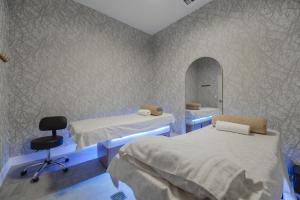 a hospital room with two beds and a mirror at Prime location: Luxury Condo at brickell in Miami