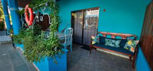 ein blaues Zimmer mit einer Bank, einem Tisch und einem Stuhl in der Unterkunft Toro Blanco in Coco