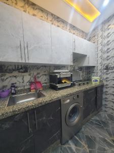 Il comprend une cuisine équipée d'un évier et d'un lave-linge. dans l'établissement Dar Brahim, à Chefchaouen