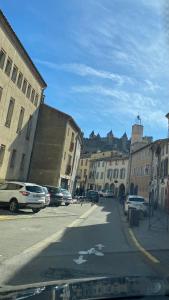 eine Stadtstraße mit auf der Straße geparkt in der Unterkunft La Maison du Roi Arthur in Carcassonne