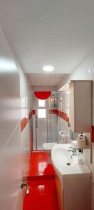 a bathroom with a white sink and a shower at Apartamento 1 línea de playa + Parking! Salou in Salou