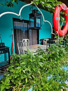 Zimmer mit einem Tisch, Stühlen und Pflanzen in der Unterkunft Toro Blanco in Coco
