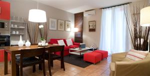 uma sala de estar com uma mesa e um sofá vermelho em Ramblas Apartment, Boqueria em Barcelona