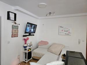 Μια τηλεόραση ή/και κέντρο ψυχαγωγίας στο Apartamento para férias 2 minutos da praia Costa da Caparica