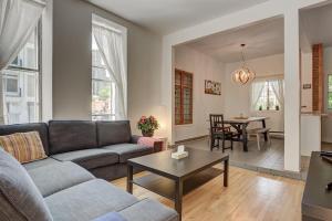 een woonkamer met een bank en een tafel bij Perfect 4 Groups Big Livingroom Backyard Wifi in Montreal