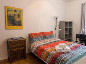 een slaapkamer met een bed met twee handdoeken erop bij Perfect 4 Groups Big Livingroom Backyard Wifi in Montreal