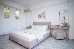 Кровать или кровати в номере Villa Spiros II Apartments & Studios