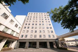 un edificio blanco alto con muchas ventanas en Main Hotel - Vacation STAY 85409v, en Miyakonojō