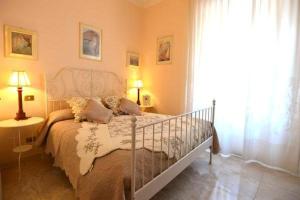 - une chambre avec un grand lit et une fenêtre dans l'établissement Borgo Antico Santa Lucia, à Potenza