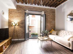 A seating area at Chezmoihomes Sweet & Trendy nest in Granada Center for 6