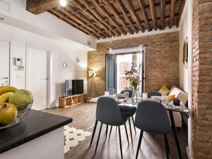 A television and/or entertainment centre at Chezmoihomes Sweet & Trendy nest in Granada Center for 6