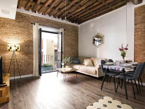 A seating area at Chezmoihomes Sweet & Trendy nest in Granada Center for 6
