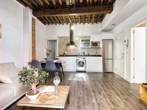 A kitchen or kitchenette at Chezmoihomes Sweet & Trendy nest in Granada Center for 6