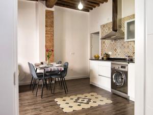 A kitchen or kitchenette at Chezmoihomes Sweet & Trendy nest in Granada Center for 6