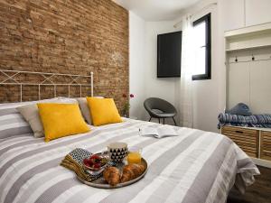 A bed or beds in a room at Chezmoihomes Sweet & Trendy nest in Granada Center for 6