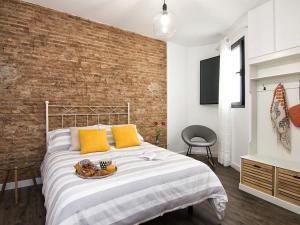 A bed or beds in a room at Chezmoihomes Sweet & Trendy nest in Granada Center for 6