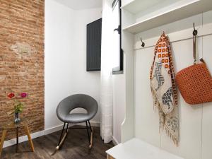 A seating area at Chezmoihomes Sweet & Trendy nest in Granada Center for 6