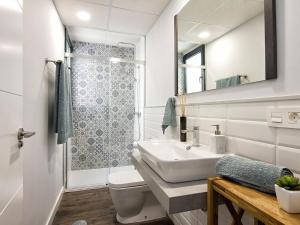 A bathroom at Chezmoihomes Sweet & Trendy nest in Granada Center for 6