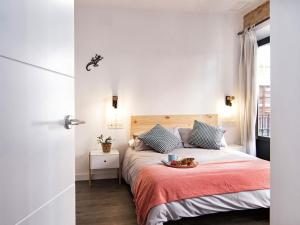 A bed or beds in a room at Chezmoihomes Sweet & Trendy nest in Granada Center for 6