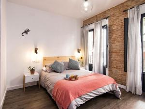 A bed or beds in a room at Chezmoihomes Sweet & Trendy nest in Granada Center for 6